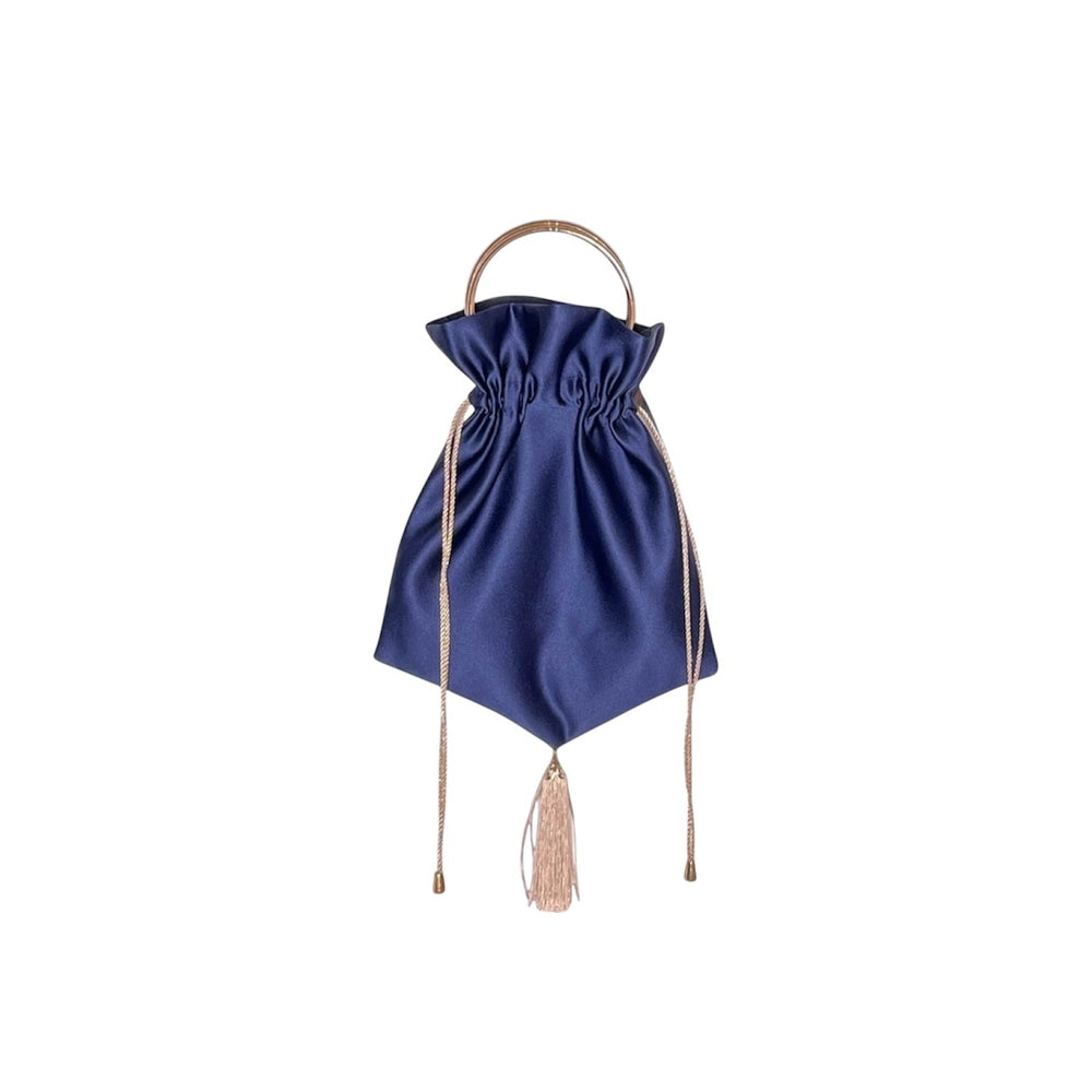 Bolso trapecio con aro y cadena.