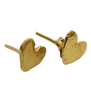 Karen Hallam, pendientes corazón-studs