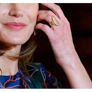 Anillo Reina  Karen Hallam. Plata baño oro.