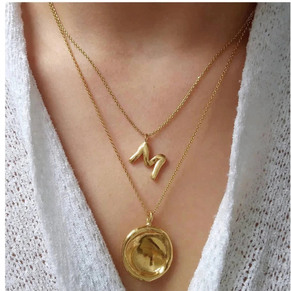 Karen Hallam, colgante con inicial plata baño oro. - piamontemadrid