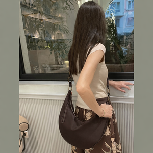 Bolso luna, el diseño timeless.